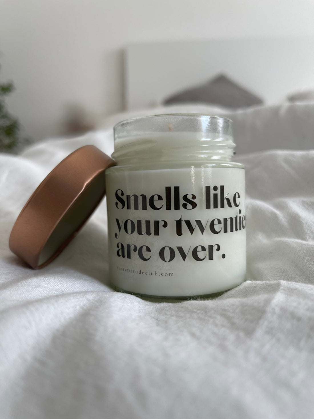 Lustige Kerzen mit Spruch: Wie „Smells Like Your 20s Are Over" für Lacher sorgt 😂
