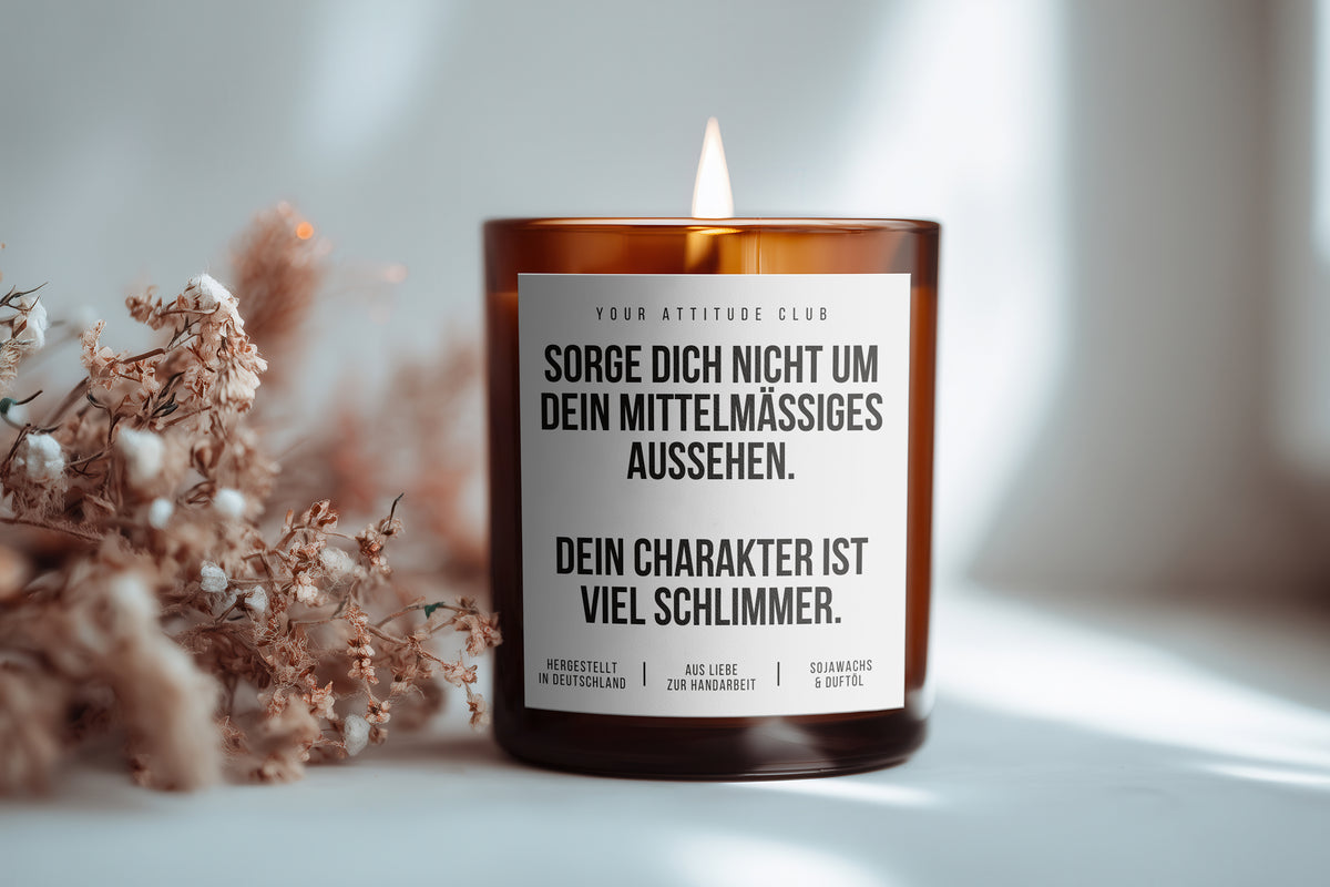 Sorge dich nicht um dein mittelmäßiges Aussehen. Dein Charakter ist viel schlimmer. | Freche Kerze