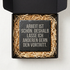 Arbeit ist schön. Deshalb lasse ich anderen gern den Vortritt. – Schiefer Untersetzer 10x10 cm, lustiges Geschenk für Arbeitskollegen, Büro Geschenk, handgravierter Naturstein