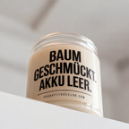 BAUM GESCHMÜCKT. AKKU LEER. | Weihnachtskerze, lustiges Weihnachtsgeschenk, Geschenk für Mama, Papa, Freundin, Kollegin, Wichtelgeschenk