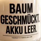BAUM GESCHMÜCKT. AKKU LEER. | Weihnachtskerze, lustiges Weihnachtsgeschenk, Geschenk für Mama, Papa, Freundin, Kollegin, Wichtelgeschenk