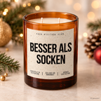 BESSER ALS SOCKEN – Weihnachtskerze Naturgras Etikett | Weihnachtsgeschenk | Geschenk für Familie, Freunde & Kollegen | Geschenkidee Weihnachten