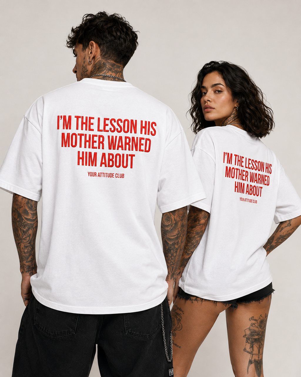I’M THE LESSON HIS MOTHER WARNED HIM ABOUT – weißes Oversize Unisex Shirt, roter Backprint, freches Spruchshirt, schwarzer Humor, Statement Shirt