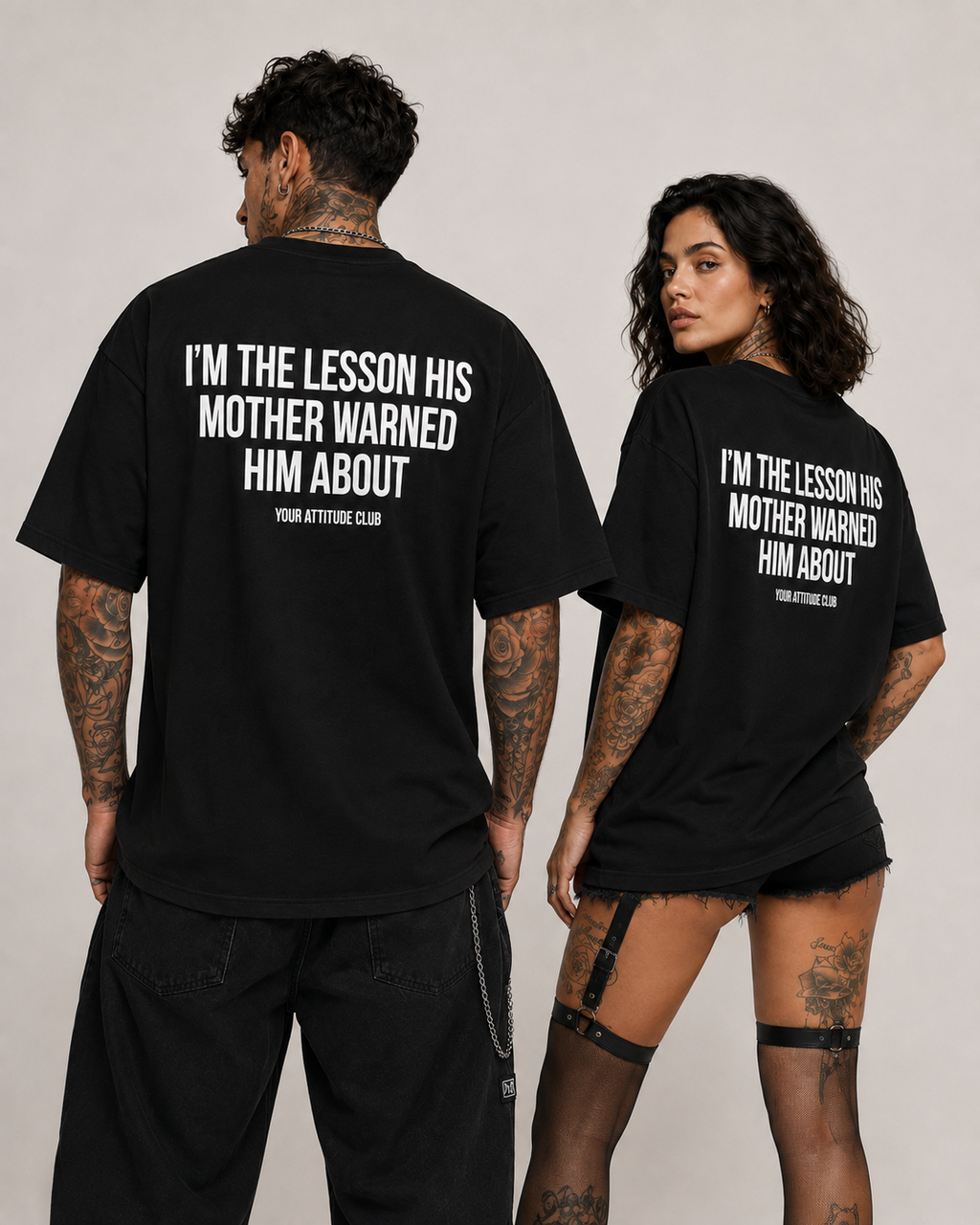 I’M THE LESSON HIS MOTHER WARNED HIM ABOUT – weißes Oversize Unisex Shirt, roter Backprint, freches Spruchshirt, schwarzer Humor, Statement Shirt