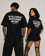 I’M THE LESSON HIS MOTHER WARNED HIM ABOUT – weißes Oversize Unisex Shirt, roter Backprint, freches Spruchshirt, schwarzer Humor, Statement Shirt