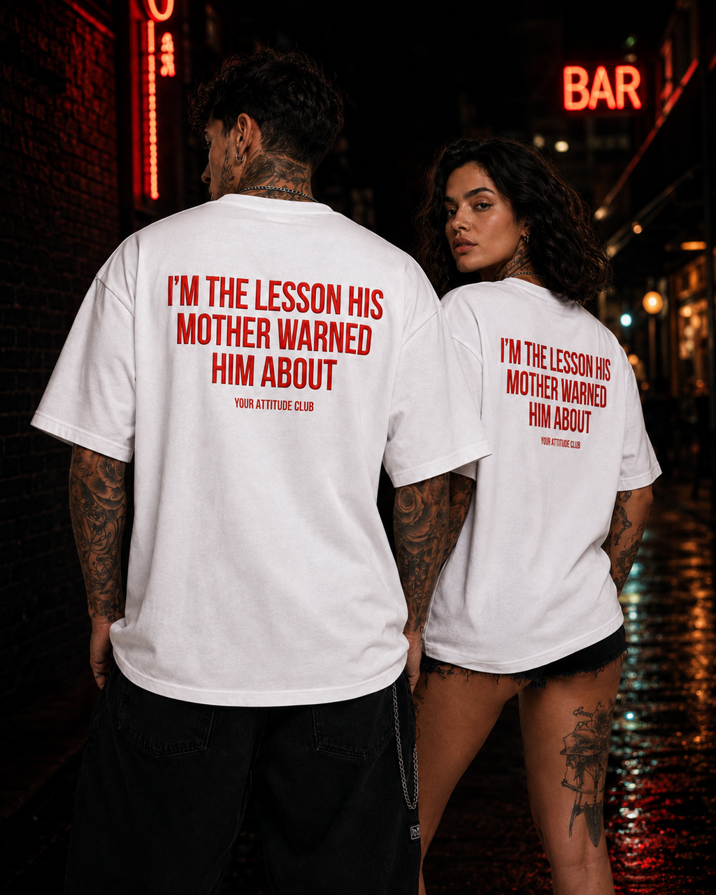 I’M THE LESSON HIS MOTHER WARNED HIM ABOUT – weißes Oversize Unisex Shirt, roter Backprint, freches Spruchshirt, schwarzer Humor, Statement Shirt