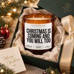 CHRISTMAS IS COMING AND YOU WILL TOO – Weihnachtskerze Naturgras Etikett | Weihnachtsgeschenk | Geschenk für Partner & Freunde | Geschenkidee Weihnachten