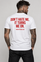 DON’T HATE ME. IT TURNS ME ON. – Unisex Statement T-Shirt Weiß mit rotem Backprint | provokantes Sprüche Shirt