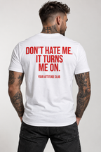 DON’T HATE ME. IT TURNS ME ON. – Unisex Statement T-Shirt Weiß mit rotem Backprint | provokantes Sprüche Shirt