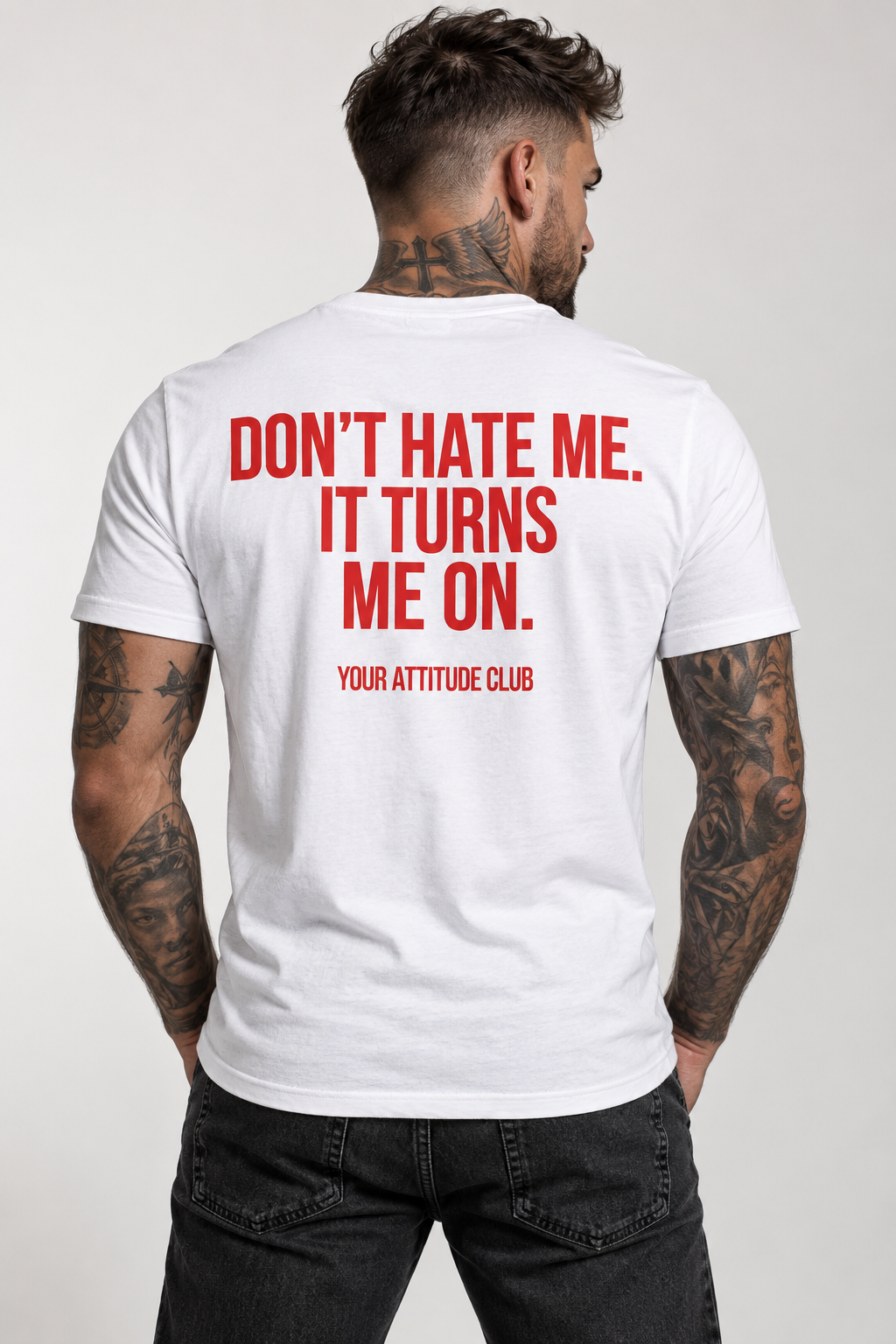 DON’T HATE ME. IT TURNS ME ON. – Unisex Statement T-Shirt Weiß mit rotem Backprint | freches Sprüche Shirt