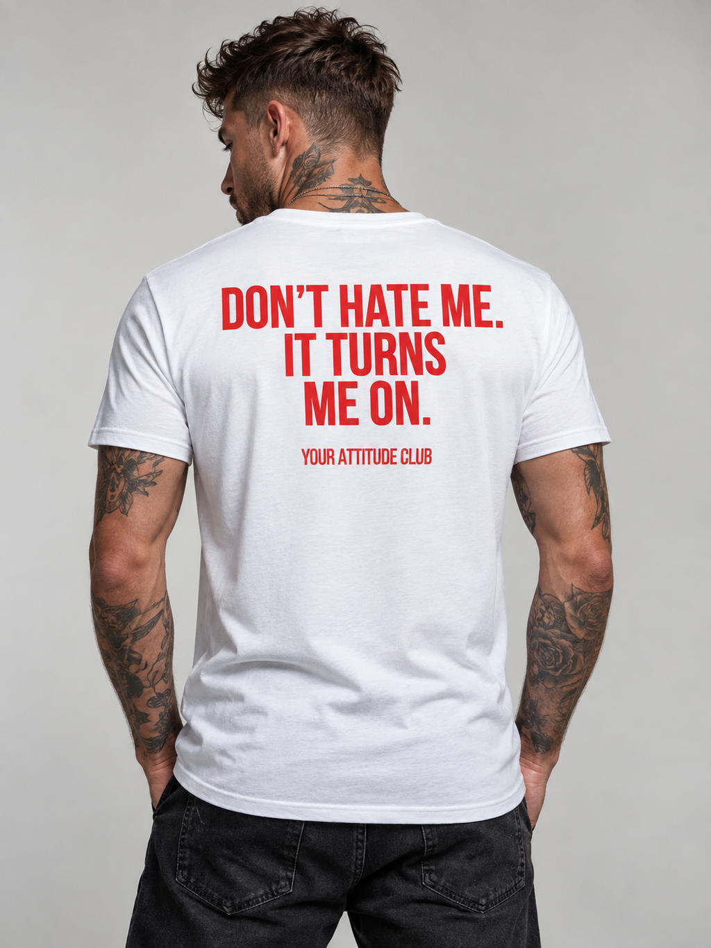 DON’T HATE ME. IT TURNS ME ON. – Unisex Statement T-Shirt Weiß mit rotem Backprint | provokantes Sprüche Shirt