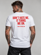 DON’T HATE ME. IT TURNS ME ON. – Unisex Statement T-Shirt Weiß mit rotem Backprint | provokantes Sprüche Shirt