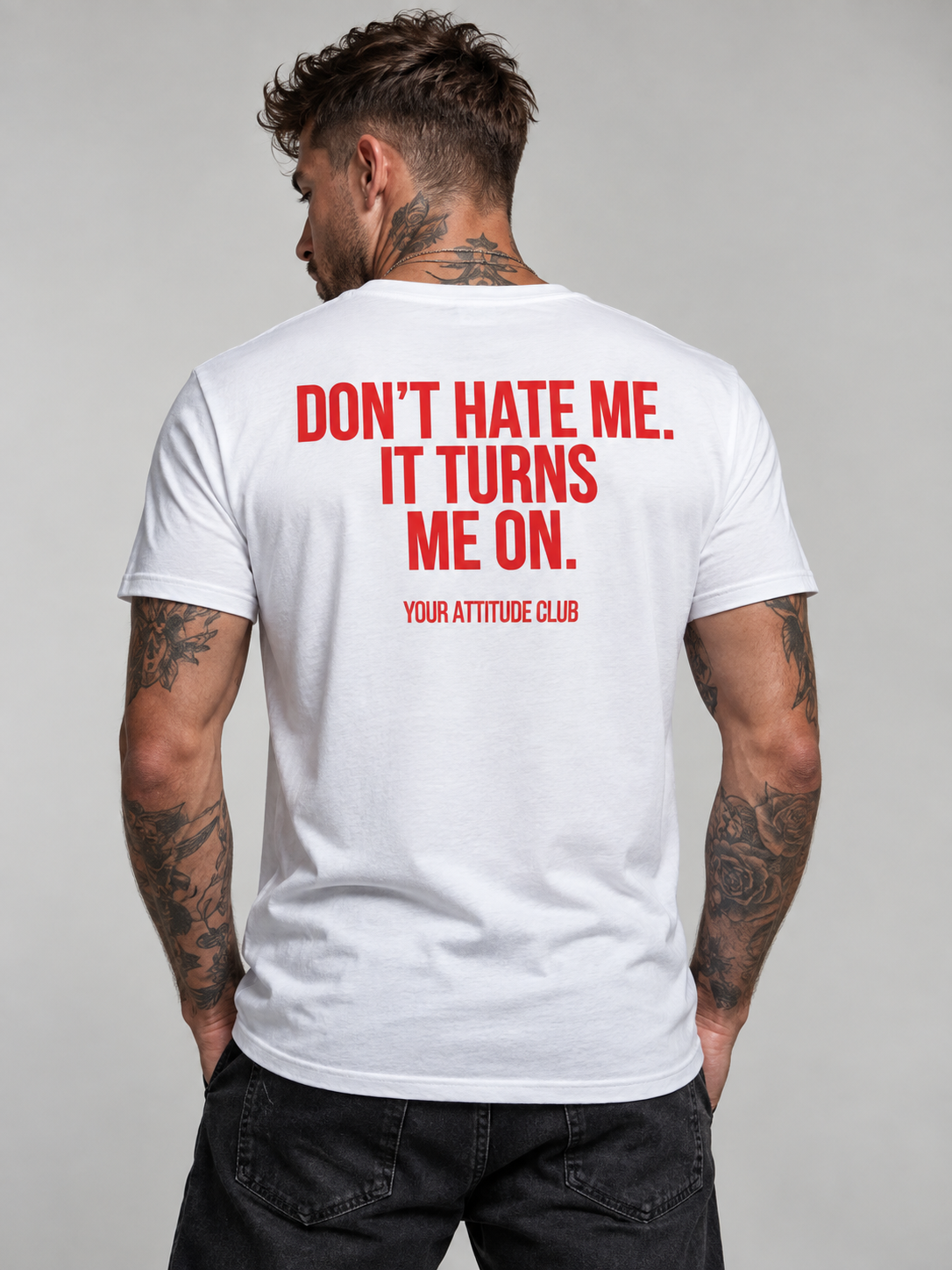 DON’T HATE ME. IT TURNS ME ON. – Unisex Statement T-Shirt Weiß mit rotem Backprint | provokantes Sprüche Shirt