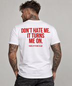 DON’T HATE ME. IT TURNS ME ON. – Unisex Statement T-Shirt Weiß mit rotem Backprint | provokantes Sprüche Shirt