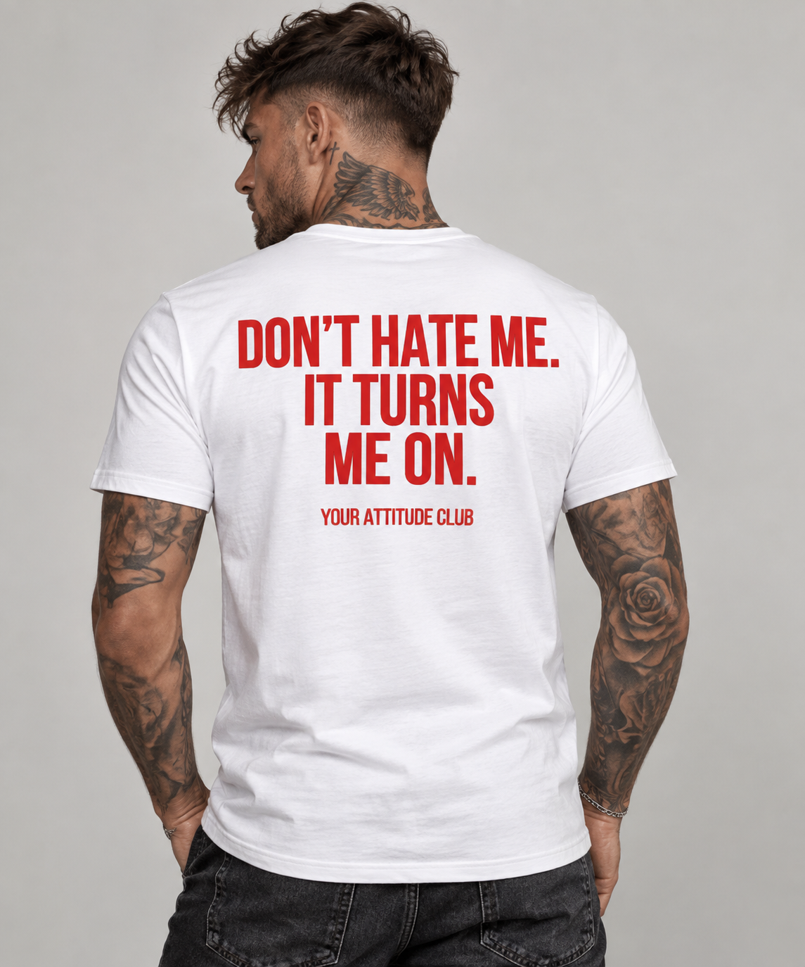DON’T HATE ME. IT TURNS ME ON. – Unisex Statement T-Shirt Weiß mit rotem Backprint | freches Sprüche Shirt
