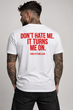 DON’T HATE ME. IT TURNS ME ON. – Unisex Statement T-Shirt Weiß mit rotem Backprint | provokantes Sprüche Shirt