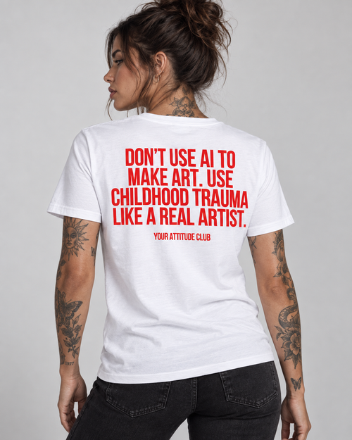 DON’T USE AI TO MAKE ART. USE CHILDHOOD TRAUMA LIKE A REAL ARTIST. – Unisex Statement T-Shirt Weiß mit rotem Backprint | schwarzhumoriges Sprüche Shirt