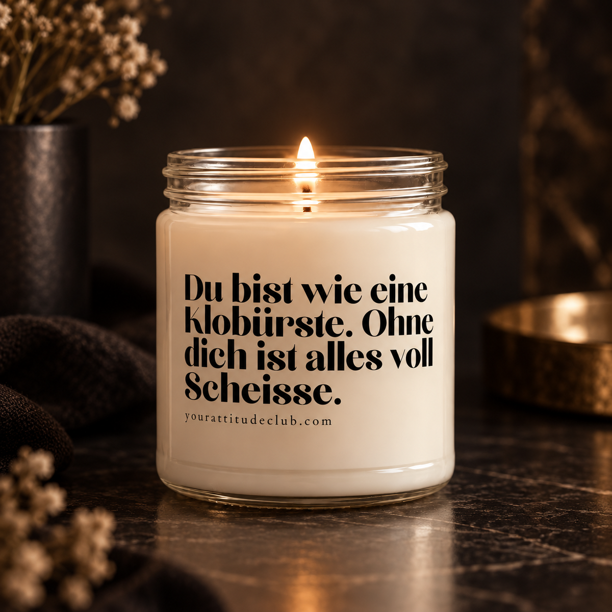 Du bist wie eine Klobürste. Ohne dich ist alles voll Scheisse – Lustige Kerze mit frechem Spruch, witziges Geschenk, Statement Duftkerze, Your Attitude Club