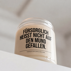 FÜRSORGLICH HEISST NICHT AUF DEN MUND GEFALLEN. | Kerze Pflegefachkraft, Geschenk Pflege, Krankenschwester, Pfleger, Pflegepersonal