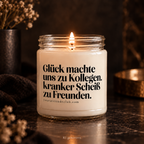 Glück machte uns zu Kollegen. Kranker Scheiß zu Freunden – Lustige Duftkerze, Geschenkidee für Kollegen, Freundschaft, Büro Humor, Your Attitude Club