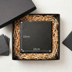 Diese Aufgabe hat höchste Priorität. Genau wie die letzten zwölf. – Schiefer Untersetzer 10x10 cm, lustiges Büro Geschenk, Geschenk für Arbeitskollegen, handgravierter Naturstein
