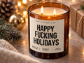 HAPPY FUCKING HOLIDAYS – Weihnachtskerze Naturgras Etikett | Lustiges Weihnachtsgeschenk | Geschenk für Freunde, Kolleg:innen & Wichteln