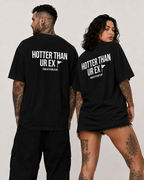 HOTTER THAN UR EX – weißes Unisex Oversize Shirt mit rotem Backprint, freches Statement T-Shirt, lustiger Spruch, Dating Humor, Streetwear Geschenk