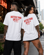 HOTTER THAN UR EX – weißes Unisex Oversize Shirt mit rotem Backprint, freches Statement T-Shirt, lustiger Spruch, Dating Humor, Streetwear Geschenk