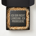 Ich bin nicht unmotiviert. Ich spare Energie – Schiefer Untersetzer 10x10 cm, lustiges Büro Geschenk, Geschenk für Arbeitskollegen, handgravierter Naturstein