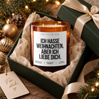 ICH HASSE WEIHNACHTEN, ABER ICH LIEBE DICH. – Weihnachtskerze | Weihnachtsgeschenk für Partner:in | Geschenkidee Weihnachten