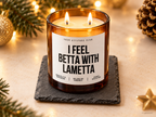I FEEL BETTA WITH LAMETTA – Weihnachtskerze Naturgras Etikett | Weihnachtsgeschenk | lustige Geschenkidee für Freunde, Kolleg:innen & Familie
