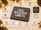I FEEL BETTA WITH LAMETTA – Weihnachtskerze Naturgras Etikett | Weihnachtsgeschenk | lustige Geschenkidee für Freunde, Kolleg:innen & Familie