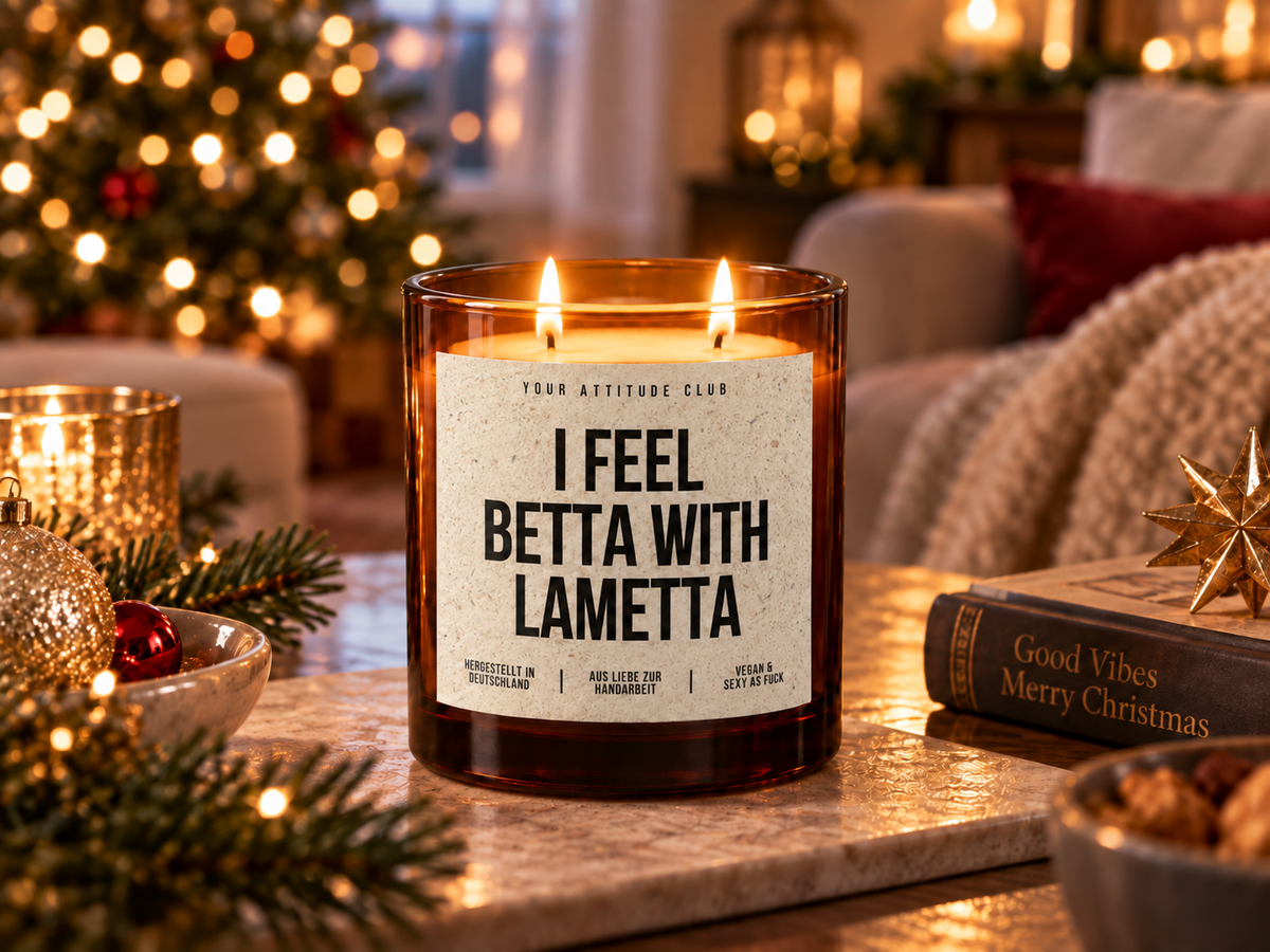 I FEEL BETTA WITH LAMETTA – Weihnachtskerze Naturgras Etikett | Weihnachtsgeschenk | lustige Geschenkidee für Freunde, Kolleg:innen & Familie