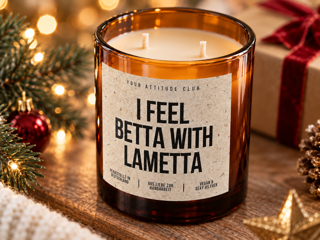 I FEEL BETTA WITH LAMETTA – Weihnachtskerze Naturgras Etikett | Weihnachtsgeschenk | lustige Geschenkidee für Freunde, Kolleg:innen & Familie