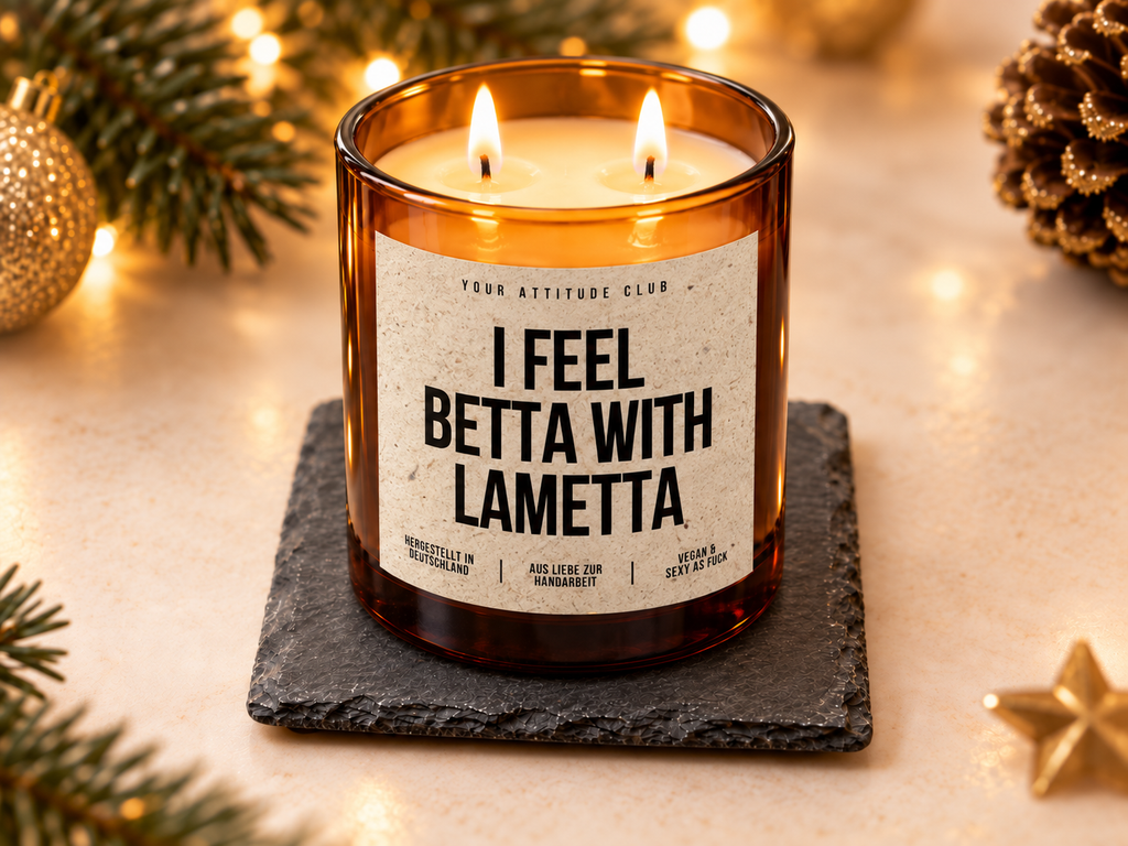 I FEEL BETTA WITH LAMETTA – Weihnachtskerze Naturgras Etikett | Weihnachtsgeschenk | lustige Geschenkidee für Freunde, Kolleg:innen & Familie