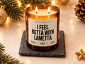 I FEEL BETTA WITH LAMETTA – Weihnachtskerze Naturgras Etikett | Weihnachtsgeschenk | lustige Geschenkidee für Freunde, Kolleg:innen & Familie