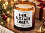 I FEEL BETTA WITH LAMETTA – Weihnachtskerze Naturgras Etikett | Weihnachtsgeschenk | lustige Geschenkidee für Freunde, Kolleg:innen & Familie