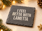I FEEL BETTA WITH LAMETTA – Weihnachtskerze Naturgras Etikett | Weihnachtsgeschenk | lustige Geschenkidee für Freunde, Kolleg:innen & Familie
