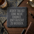 Jeder Tag ist eine neue Chance, enttäuscht zu werden. – Schiefer Untersetzer 10x10 cm, lustiges Büro Geschenk, Geschenk für Arbeitskollegen, handgravierter Naturstein
