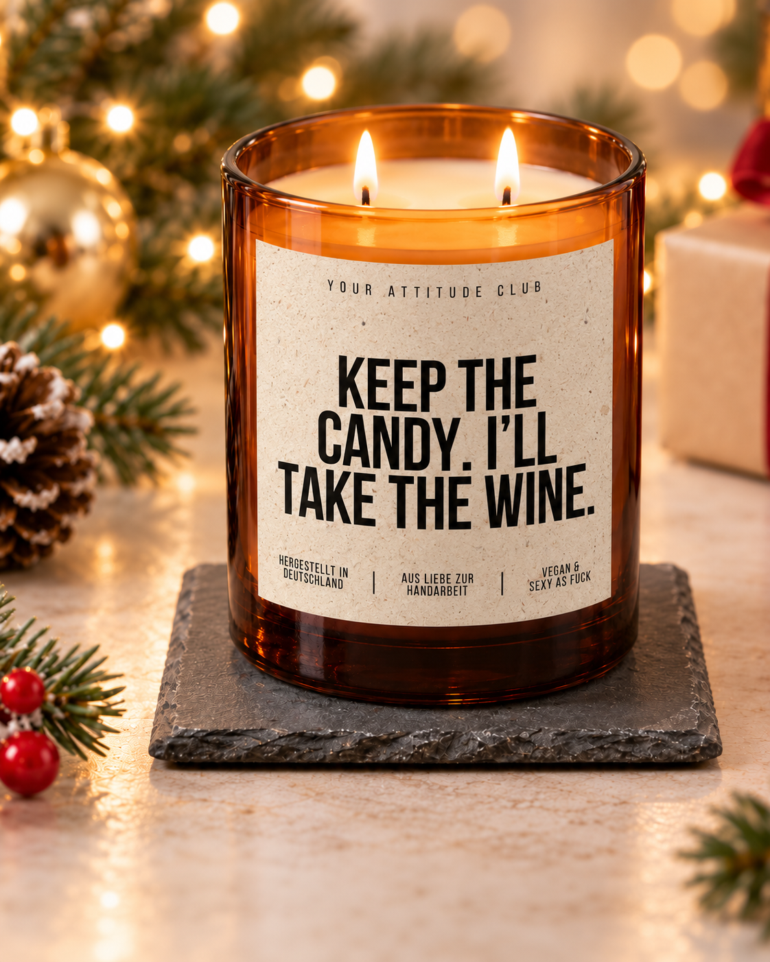 KEEP THE CANDY. I’LL TAKE THE WINE. – Weihnachtskerze Naturgras Etikett | Weihnachtsgeschenk | Geschenk für Freunde | Geschenkidee Weihnachten