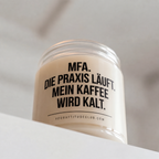 MFA. DIE PRAXIS LÄUFT. MEIN KAFFEE WIRD KALT. | Kerze MFA, Geschenk Medizinische Fachangestellte, Arzthelferin, Praxisteam, Arztpraxis