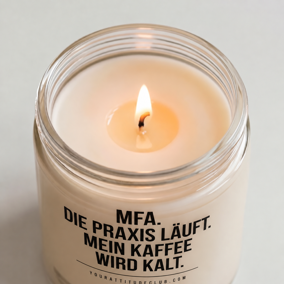 MFA. DIE PRAXIS LÄUFT. MEIN KAFFEE WIRD KALT. | Kerze MFA, Geschenk Medizinische Fachangestellte, Arzthelferin, Praxisteam, Arztpraxis