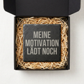 Meine Motivation lädt noch – Schiefer Untersetzer 10x10 cm, lustiges Büro Geschenk, Geschenk für Arbeitskollegen, handgravierter Naturstein