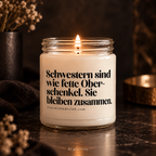 Schwestern sind wie fette Oberschenkel. Sie bleiben zusammen – Lustige Sprüchekerze, Geschenkidee Schwester, witzige Duftkerze, Your Attitude Club