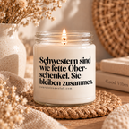 Schwestern sind wie fette Oberschenkel. Sie bleiben zusammen – Lustige Sprüchekerze, Geschenkidee Schwester, witzige Duftkerze, Your Attitude Club