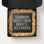 Teamwork heißt: Einer macht’s, alle nicken. – Schiefer Untersetzer 10x10 cm, lustiges Büro Geschenk, Geschenk für Arbeitskollegen, handgravierter Naturstein