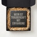 Trinkpädagogisch wertvoll – Schiefer Untersetzer 10x10 cm, lustiges Lehrer Geschenk, Büro Geschenk, Geschenk für Arbeitskollegen, handgravierter Naturstein