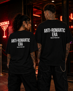 ANTI-ROMANTIC ERA – weißes Unisex Oversize Shirt mit rotem Backprint, Anti Valentine Statement T-Shirt, Single Geschenk, Streetwear