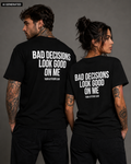 BAD DECISIONS LOOK GOOD ON ME – Schwarzes Unisex T-Shirt mit weißem Backprint | Regular Fit Statement Shirt | Funny Sarcastic Shirt