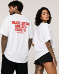 BECAUSE LOVE CAN BURN LIKE A CIGARETTE – weißes Unisex Oversize Shirt mit rotem Backprint, Statement T-Shirt, Dating Humor, Streetwear Geschenk